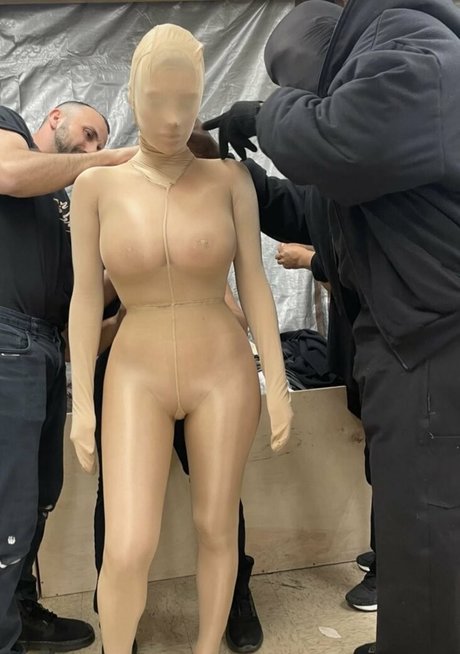 bianca-censori-1