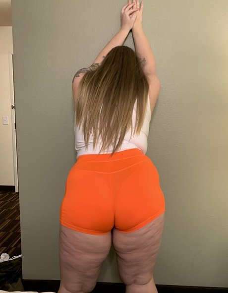 burstingbabe-1