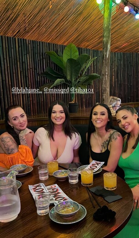 buxom-babenz-1