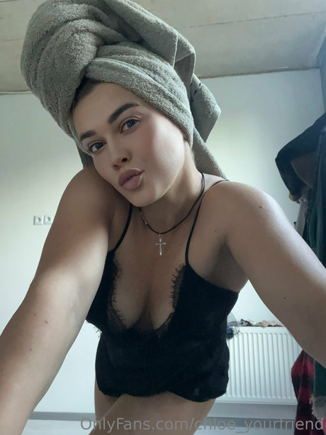 chloe-chloe_yourfriend-2