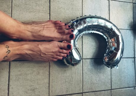 clarita-feet