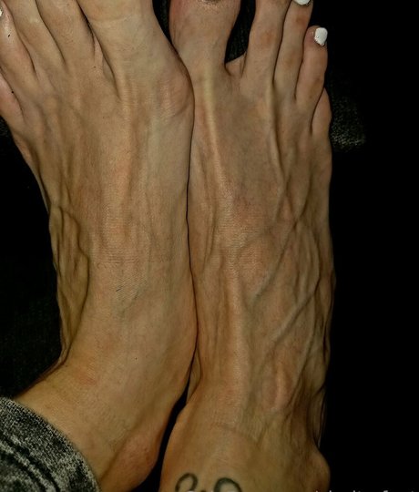 clarita-feet