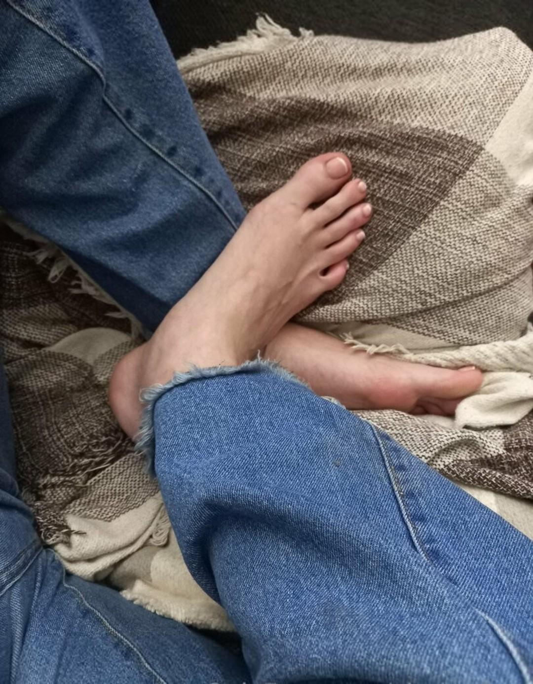 clarita-feet