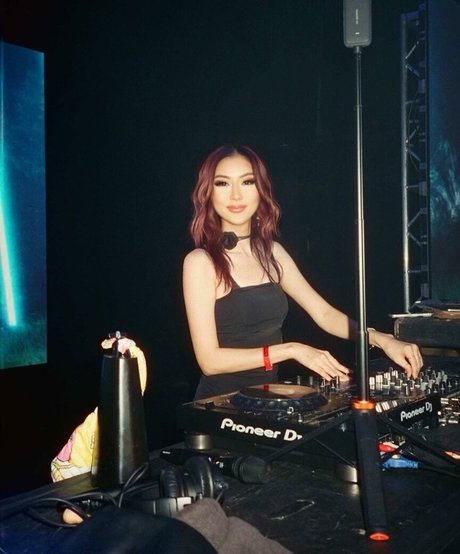 dj-camgirl-1