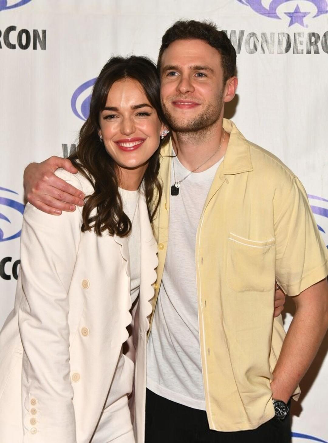 elizabeth-henstridge-1