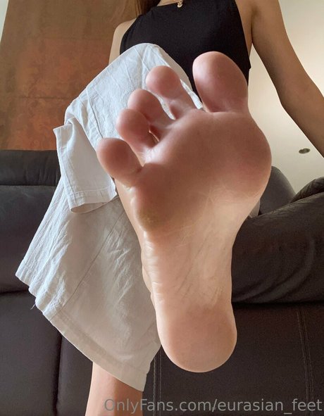 eurasian-feet