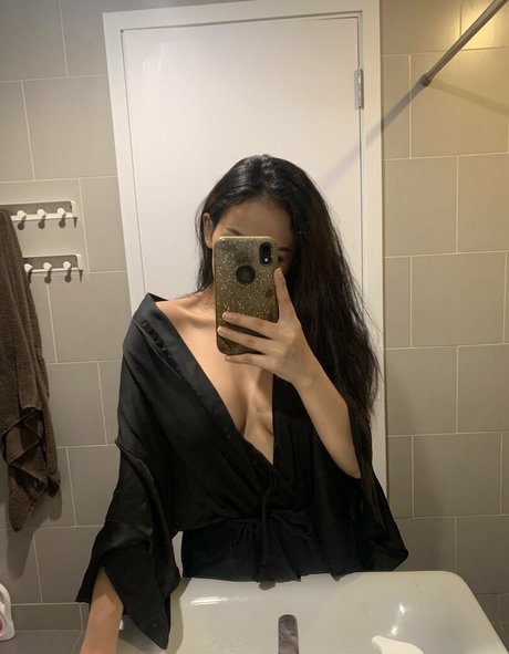 girl-shows-tits