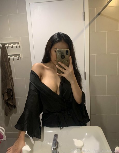 girl-shows-tits