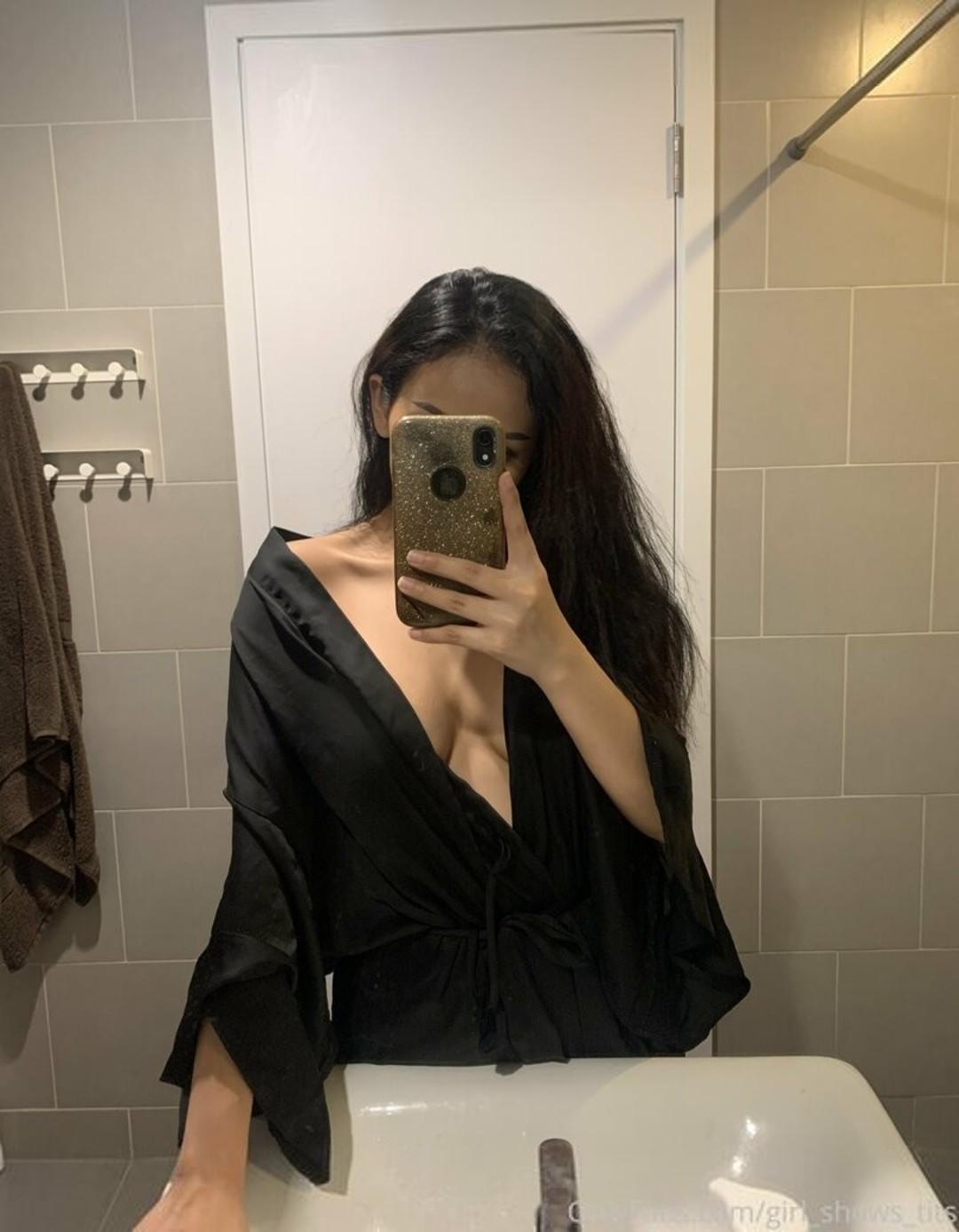 girl-shows-tits