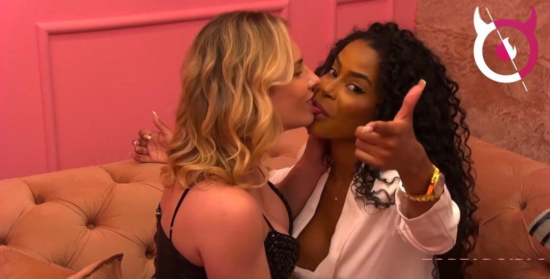 girls-kissing-1